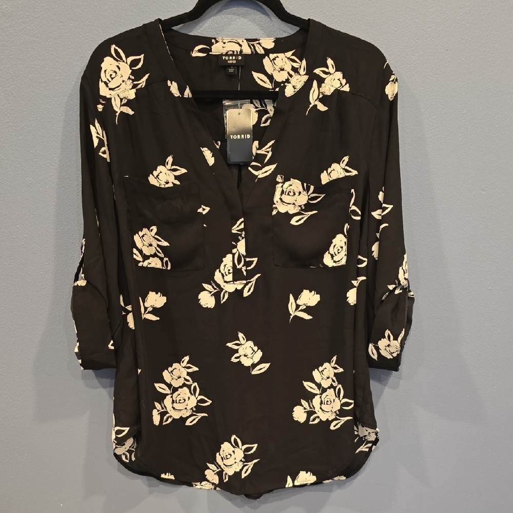 NWT Torrid Harper Women's Floral Black And White Blouse 3/4 Roll Tab Sleeves